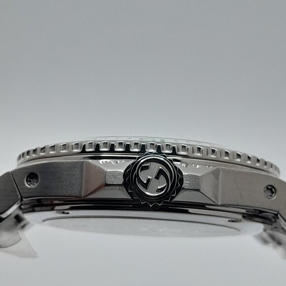 Gucci Dive Quartz Silver Dial Men's Watch YA136336. - Picture 10 of 10